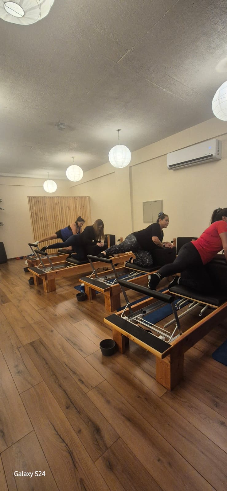 Clase de Pilates Reformer en el estudio PILAXIS